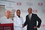 Thomas B. Hertach (l.) und Torsten Dickau besiegeln die neue Partnerschaft von Netzwerk Culinaria und Nestlé Professional